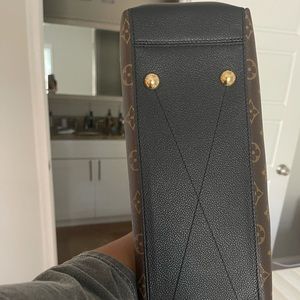 PERFECT Condition Louis Vuitton Surene